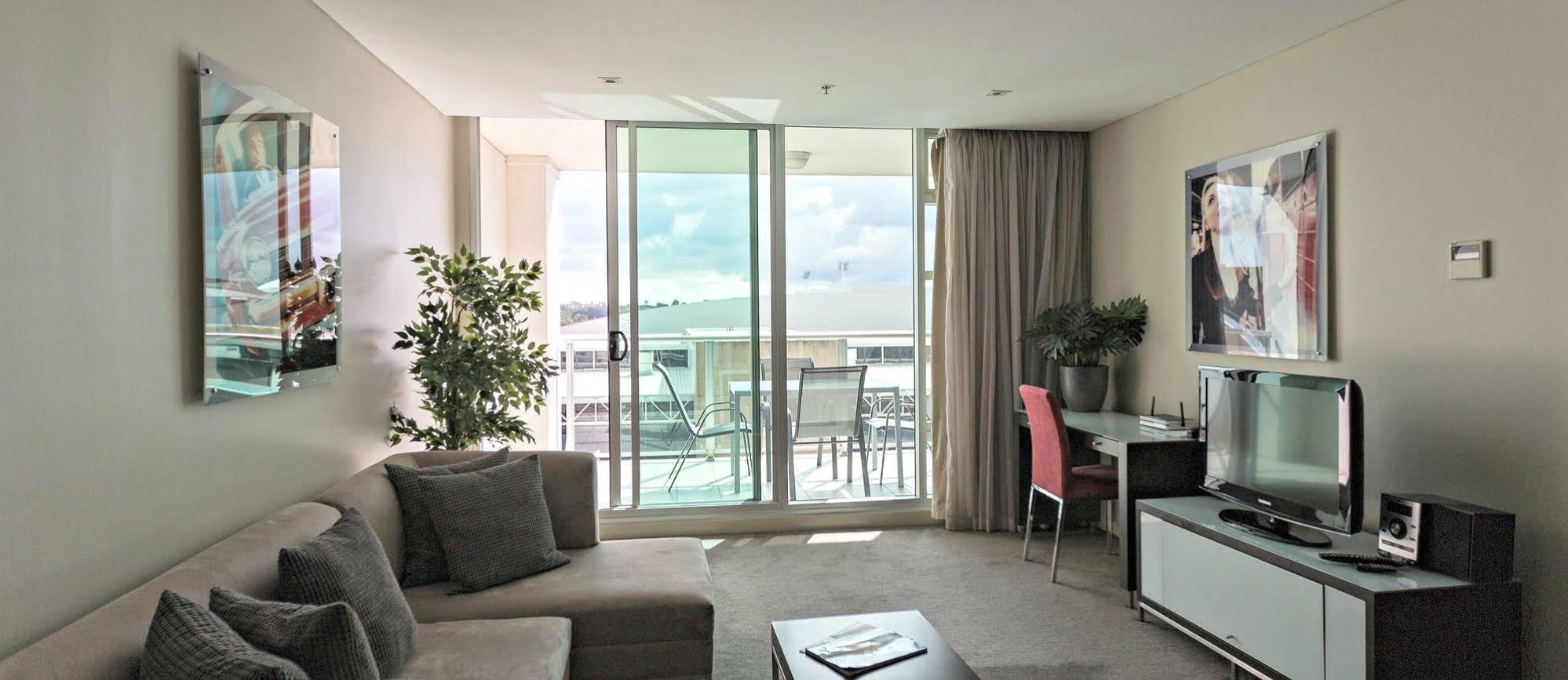 Adelaide Dress Circle Apartments - North Terrace Екстер'єр фото