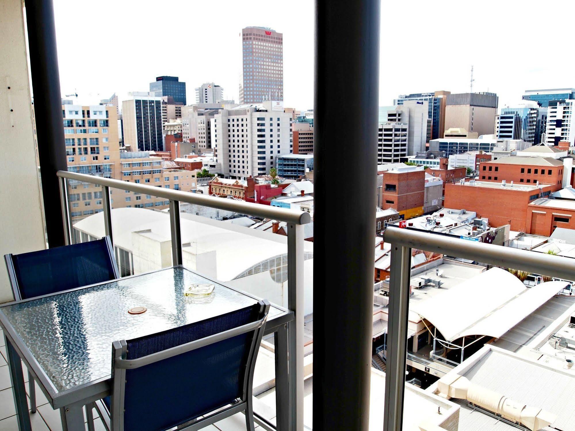 Adelaide Dress Circle Apartments - North Terrace Екстер'єр фото